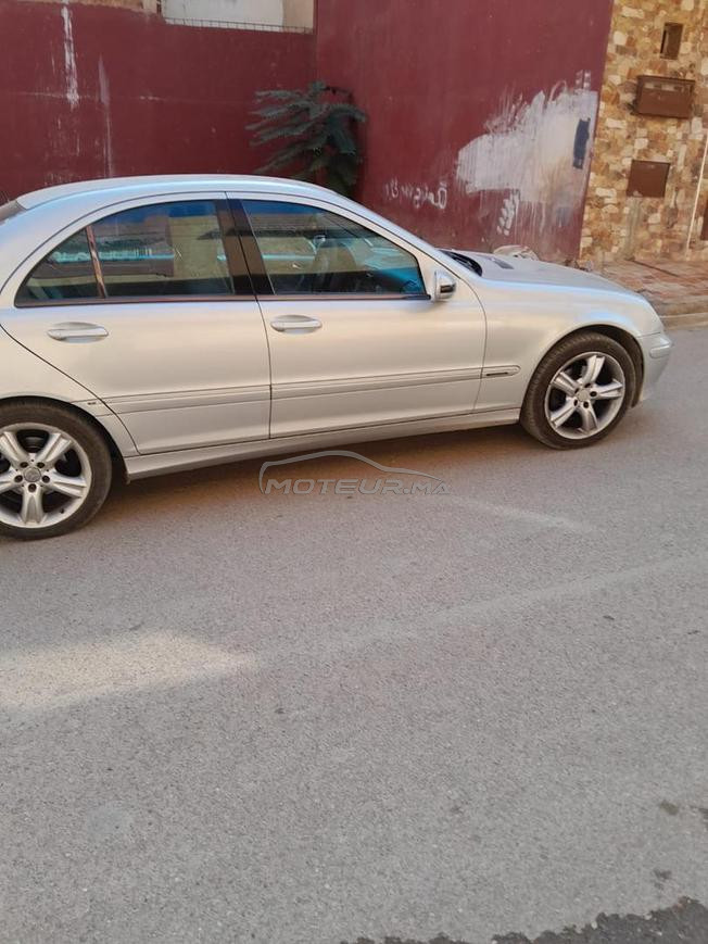 Mercedes-Benz 220 Diesel Automatique 2002 à Ahfir