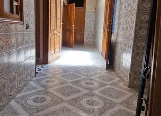 Maison spacieuse de 5 chambres en excellent état à vendre dans un emplacement stratégique