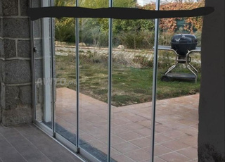 نافذة منزلقة بثلاثة وخمسة قضبان زجاجية منزلقة