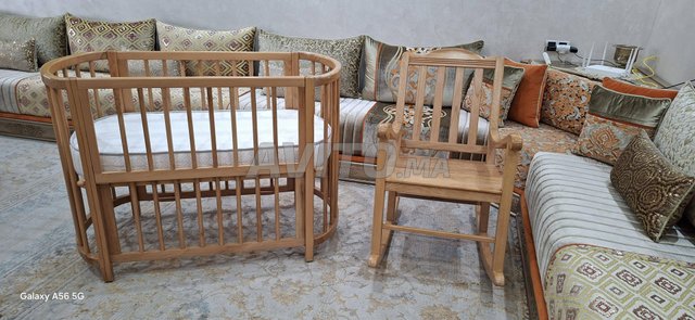 سرير ومرتبة وكرسي