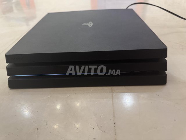 جهاز PS4 Pro مع وحدة التحكم الأصلية و FIFA 2023 على قرص مضغوط