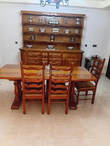 طاولة غرفة الطعام نظيفة من خشب البلوط