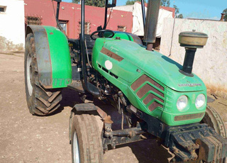 Tracteur et machine à ensilage propres