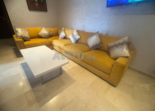 صالون وتلفزيون وطاولة قهوة