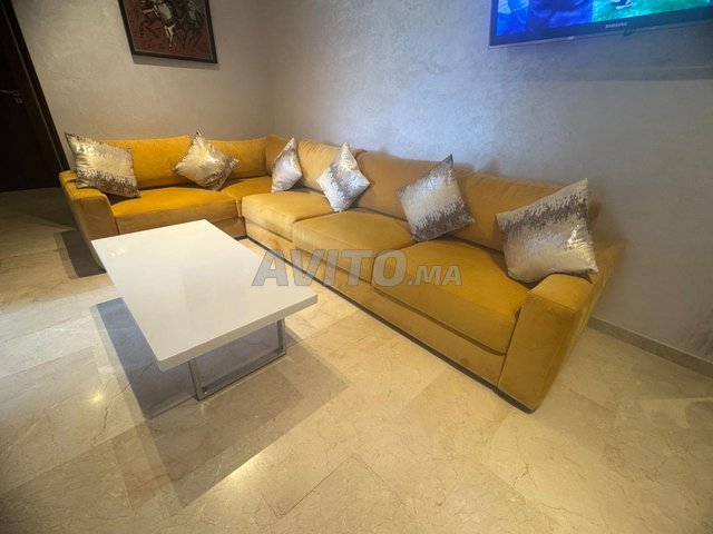 salon, télévision et table basse