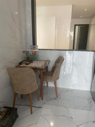 طاولة وكرسيان