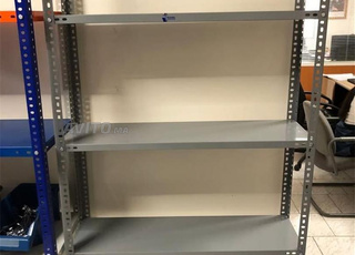 Rayonnage métallique léger avec fond et parois