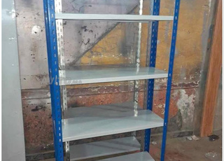 Rayonnage métallique léger avec fond et parois