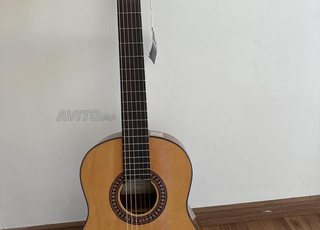 غيتار جديد تمامًا