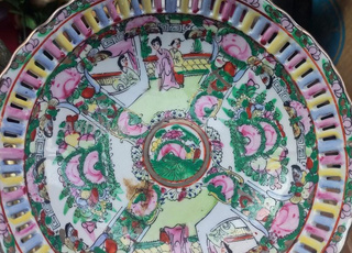 Assiette en porcelaine chinoise antique et décorée
