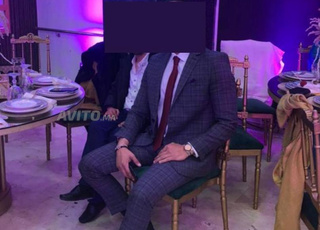 Costume élégant porté une seule fois