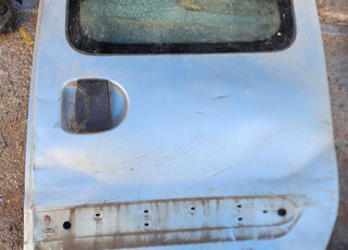 باب سيارة مع بار شوك