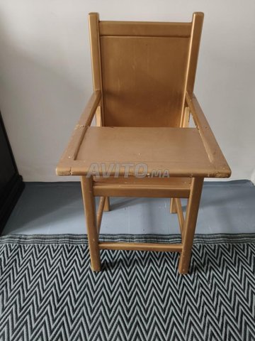 كرسي مرتفع للأطفال