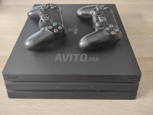 PS4 PRO 1TB et 2 manettes et FC25