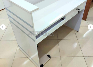 Comptoir de réception en bois blanc