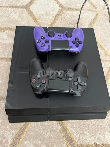 PlayStation 4 avec deux manettes, GTA5 et NBA 2K21