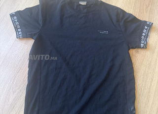 تي شيرت أسود