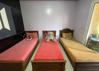 3 lits avec leurs moustiquaires