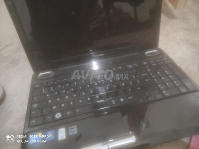 Ordinateur portable avec chargeur original qui tient la charge 1h