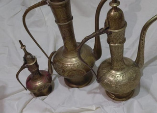 أباريق تقليدية من نحاس منقوشة يدويا