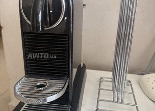 آلة قهوة مع حامل كبسولات