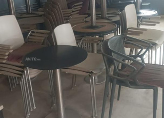 كراسي / طاولات وماكينة قهوة للبيع
