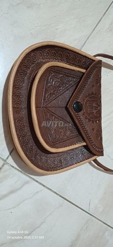 حقيبة حول الرقبة بجيوب مزدوجة