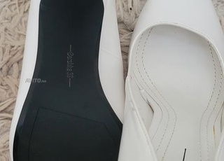 حذاء ذو كعب عالي Bershka باللون الأبيض مقاس 39