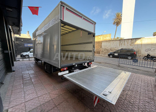 نقل البضائع شاحنة مع مصعد