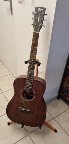 قيثارة صوتية علامة كورت خشب متين