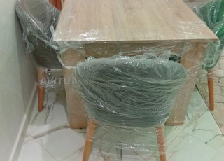 Table à manger avec 4 chaises au design moderne