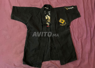 Kimono noir d’arts martiaux – broderies dorées