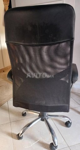 Une grande chaise de bureau