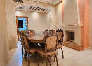 غرفة طعام أنيقة وعصرية وأنيقة.