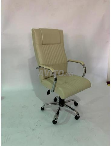 bureau enfant avec chaise à roulettes