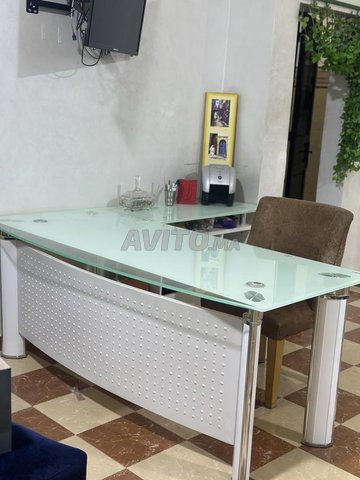 مكتب كبير الحجم بحالة جيدة جدا للبيع