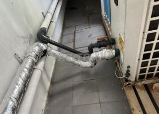 تقني متخصص في حمامات السباحة