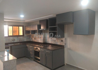 دوبلكس  للإيجار تقع في شارع الحسن الثاني