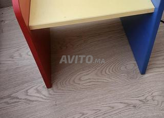 سرير مع مكتب وطاولة بجانب السرير للأطفال