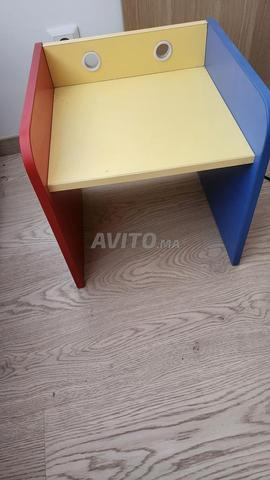 سرير مع مكتب وطاولة بجانب السرير للأطفال