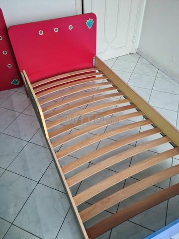 سرير مع مكتب وطاولة بجانب السرير للأطفال - 2