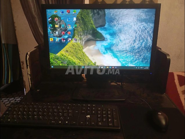 حاسوب مكتبي مع مستلزماته