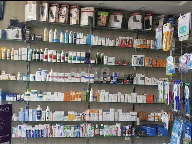 بيع صيدلية شبه طبية مع منتجاتها