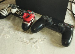 PS4 slim 1tb avec 2 mannet