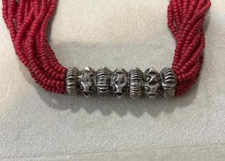 قلادة من الفضة واللؤلؤ المرجاني - بربرية أنيقة