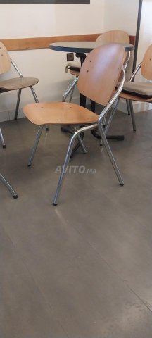 كرسي من الخشب الصلب