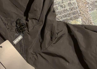 سترة Stone Island سوداء مقاس M أصلية