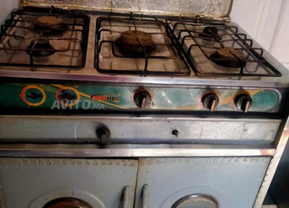 Four bon état avec bouteille de gaz, le tout en état de marche