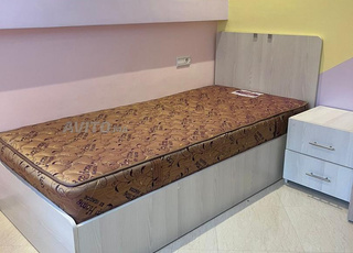 سرير، فراش، طاولة بجانب السرير... فرصة لا تعوض