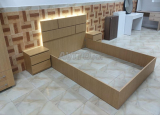 Lit style moderne avec table de chevet